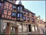Dans un paysage de douces collines du pays Hanau, le bourg cache au coeur de ses anciennes fortifications quelques maisons ornes de colombages. Muse de l'Image populaire.