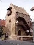 Petite ville viticole, fut membre de la Dcapole en 1354. Ruines des remparts, glise du 12e s. (Pierre et Paul), l'difice le plus complet et typique de l'art roman alsacien, maison en grs rouge, 1152