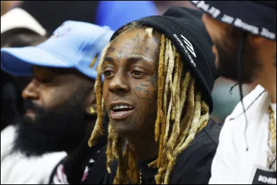 Avec quel rappeur n'a-t-elle pas fait de feat ?