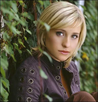 Dans quelle série Allison Mack interprète-t-elle le rôle de Chloe Sullivan ?