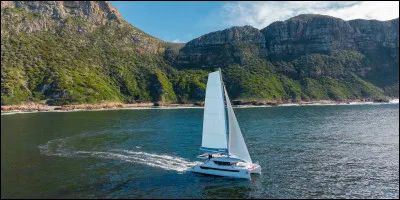 Quelle invention a été créée par accident pour stabiliser les instruments sensibles des navires avant de devenir un jouet incontournable ?