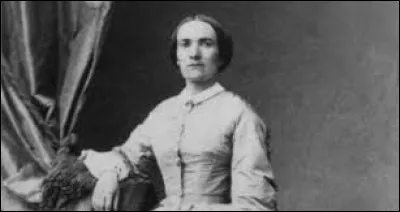En 1861 Napoléon III et son épouse interviennent auprès du ministre de l'instruction publique et des cultes (Gustave Rouland) pour qu'il signe un document permettant à Julie Daubié d'être la première femme bachelière de France Quel métier a-t-elle exercé par la suite ?