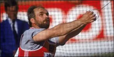 L'Ukrainien Youri Sedykh détient le record du lancer de marteau depuis 1986. À quelle distance l'a-t-il projeté ?