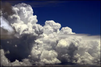 Quel est le nom donn&eacute; &agrave; un nuage sombre de grande taille qui annonce la pluie ou l'orage ?