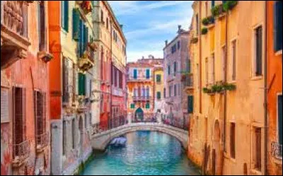 Complétez le titre de cette chanson de Charles Aznavour : "Que c'est triste...