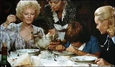 Dans ce film de 1974, elle est Françoise Berger qui s'installe, avec son mari et leurs cinq enfants, dans une étrange maison pour les vacances : de quel film s'agit-il ?