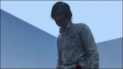 Tu arrives jusqu'au jeu du Squid Game, le combat de couteau ; quelle stratégie adoptes-tu ?