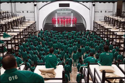 Tu te réveilles dans un dortoir géant, tu sembles ne connaître absolument personne ici ; que fais-tu ?