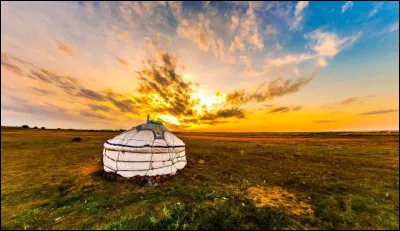 Où se situe "le pays du ciel bleu" ?