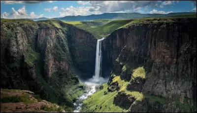 Quel pays est surnommé "le Royaume dans les nuages" ?