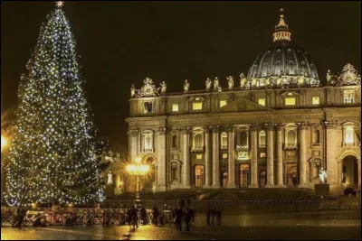 Mamy Mounette n'ira pas à la messe de Minuit. Elle rêvait d'assister à la messe papale à la basilique Saint-Pierre de Rome. C'est le père Noël qui devait lui apporter le billet d'entrée. Mais pourquoi n'est-ce pas possible ?
