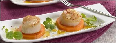 Tata Lolote présente des Saint-Jacques sur tranches de patates douces et demande si l'on connaît la différence entre les coquilles Saint-Jacques et les noix de pétoncle !