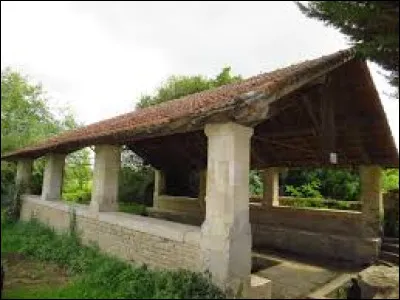 Nous sommes en Nouvelle-Aquitaine, devant le lavoir de Salles. Village de l'arrondissement de Niort, il se situe dans le département ...