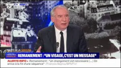 Tu commençais à t'endormir quand tu entends un message du gouvernement qui dit que dans toutes les rues des sacs de survie (trousses de secours, nourriture, etc.) ont été placés.
Que fais-tu ?