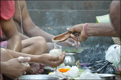 En Inde, comment s'appelle la boulette de riz offerte en offrande aux ancêtres ?