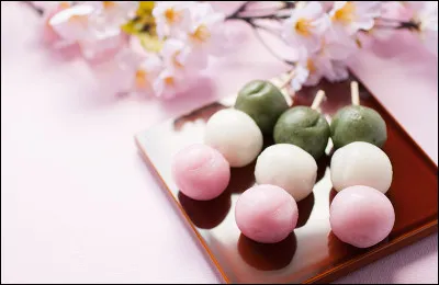 De quel pays sont originaires les dango, brochettes faites à base de boulettes de mochi ?