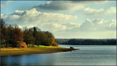 Le lac du Bourdon est un lac artificiel d'une superficie de 2,2 km². Où est-il situé ?