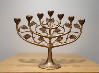 Quel chandelier à sept branches est l'un des principaux objets de culte de la religion juive ?