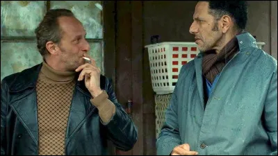 Quel est ce film avec Benoît Poelvoorde et Roschdy Zem, relatant le vol et le recel du cadavre de Charlie Chaplin ?