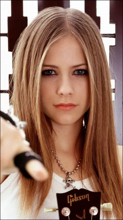 Avec qui Avril Lavigne n'a-t-elle jamais fait de feat ?