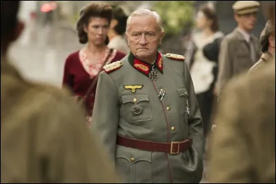 Il interprète un officier nazi avec brio dans quel film ?