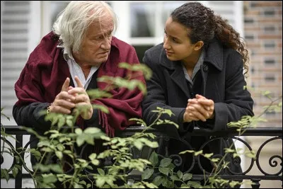 En 2022, il tourne son dernier film, "Divertimento", inspiré d'une histoire vraie. Quel rôle tient-il avec splendeur ?