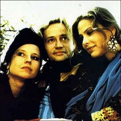 Il est l'amant de deux femmes, Ornella Muti et Hanna Schygulla, dans le couple à trois du film le "Futur est femme" en 1984. Qui est le réalisateur italien provocateur ?