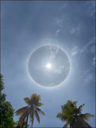 Comment sappelle l'anneau lumineux qu'on peut parfois voir autour du Soleil ou de la Lune ?