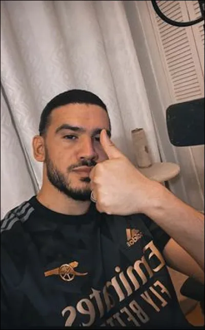 À quel doigt a-t-il une phalange en moins ?