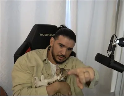 Comment s'appelait l'ancien chat d'AmineMaTue ?