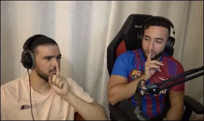 De quelle couleur était le tout premier rideau d'AmineMaTue dans ses premiers live tah l'époque ?