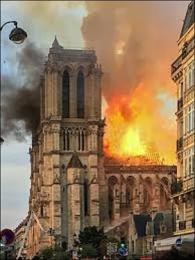 À quelle date la cathédrale Notre-Dame de Paris a-t-elle brûlé ?