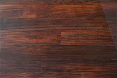 Bois joliment veiné : le palissandre.