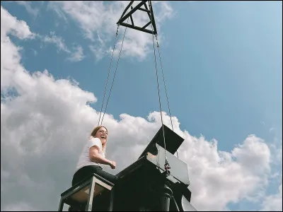 En illustration principale la talentueuse et magistrale chanteuse : Santa.