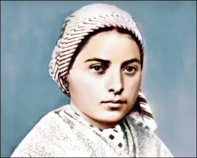 À Lourdes, la petite fille na que 14 ans quand elle voit apparaître une dame blanche dans le creux dun rocher. Simple rêve ou apparition divine ? Sa vie bascule Qui est-ce ?