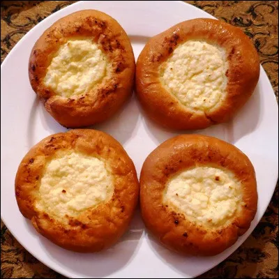 Quel gâteau nord-américain, similaire à la vatrouchka russe, est constitué dune couche fine de brisures de biscuits et dune couche épaisse de préparation crémeuse ?