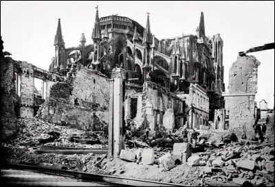 Au cours de la Révolution française, Notre-Dame fut vandalisée. Elle devint le temple de la Raison en 1793 puis elle servit ensuite...