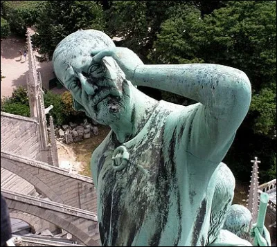 L'un des principaux ajouts fut la création d'une flèche dominant à 93 m. 
Quelle apparence prend Viollet-le-Duc sur les 12 apôtres qui ornent cette flèche ?