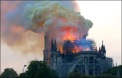 Combien de pompiers sont mobilisés pour éteindre l'incendie de Notre-Dame le 15 et 16 avril 2019 ?