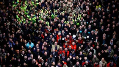 Combien d'artisans et compagnons ont été mobilisés durant la reconstruction de Notre-Dame ?