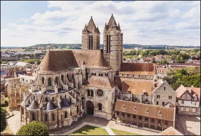 L'architecture de la nouvelle cathédrale est gothique. 
Combien de cathédrales de ce style existe-t-il en France au moment de sa construction ?