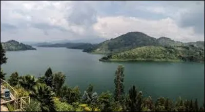 Quelle est la particularité du lac Kivu situé en Afrique ?