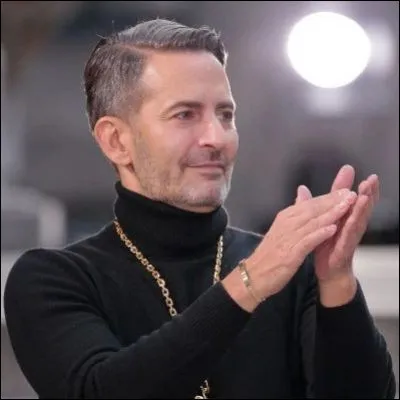 Qui est ce styliste américain en J, grand couturier qui a produit les collections Louis Vuitton de 1997 à 2013 ?