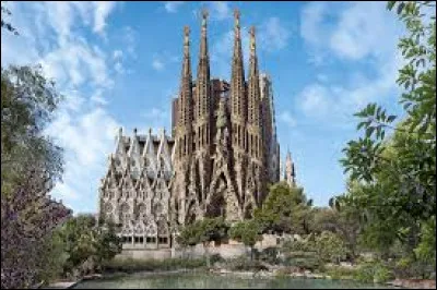 Dans quel pays peut-on visiter la Sagrada Familia ?