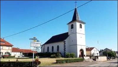 Nous sommes en Lorraine, devant l'église Saint-Adelphe, à Languimberg. Village du Pays de Sarrebourg et du Pays des Étangs, il se situe dans le département ...