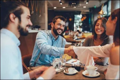 Tu rencontres une nouvelle personne, que fais-tu ?