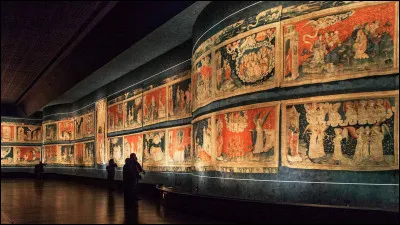 Datant de l'époque de l'histoire médiévale, cette tapisserie "La tenture de l'Apocalypse" est la plus grande au monde. Elle est exposée dans un château dans le département du Maine-et-Loire, lequel ?