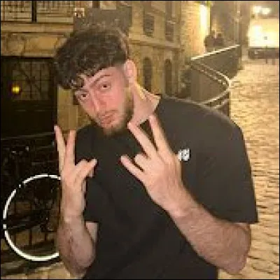 Sa communaut&eacute; pr&eacute;tend qu'il a une calvitie, est-ce vrai ?