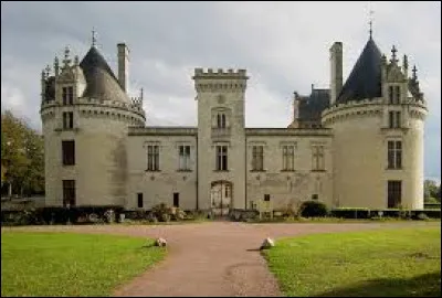 Ce château est situé à 10 km de Saumur, quel est son nom ?