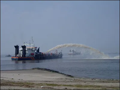 Que fait un certain type de bateaux pour désensabler ou enlever la vase des cours d'eau ?